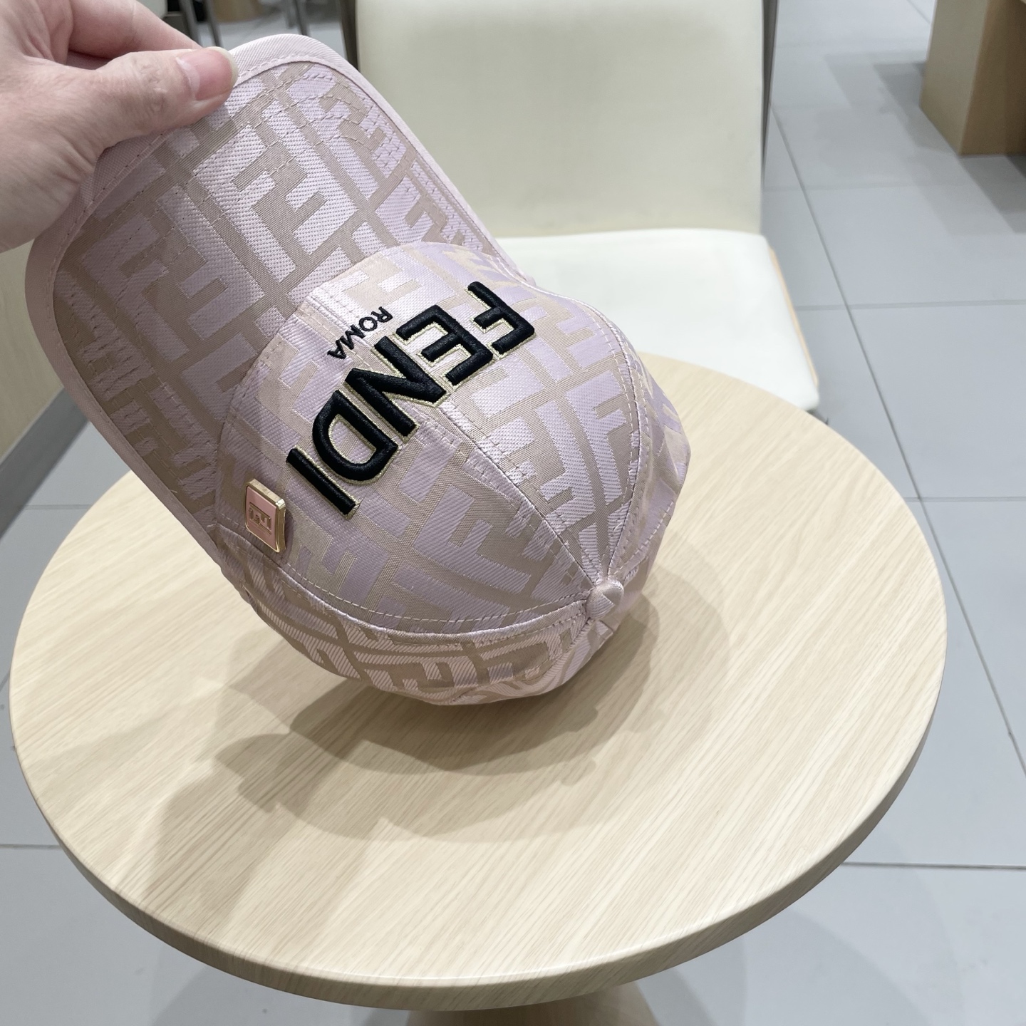  芬迪25春夏款棒球帽帽
颜值质感齐在线，完全不用考虑支撑性问题
放心拿下，配色超耐看👀
双F老花，戴几