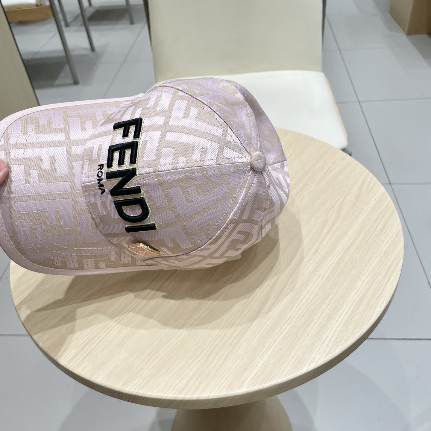  芬迪25春夏款棒球帽帽
颜值质感齐在线，完全不用考虑支撑性问题
放心拿下，配色超耐看👀
双F老花，戴几