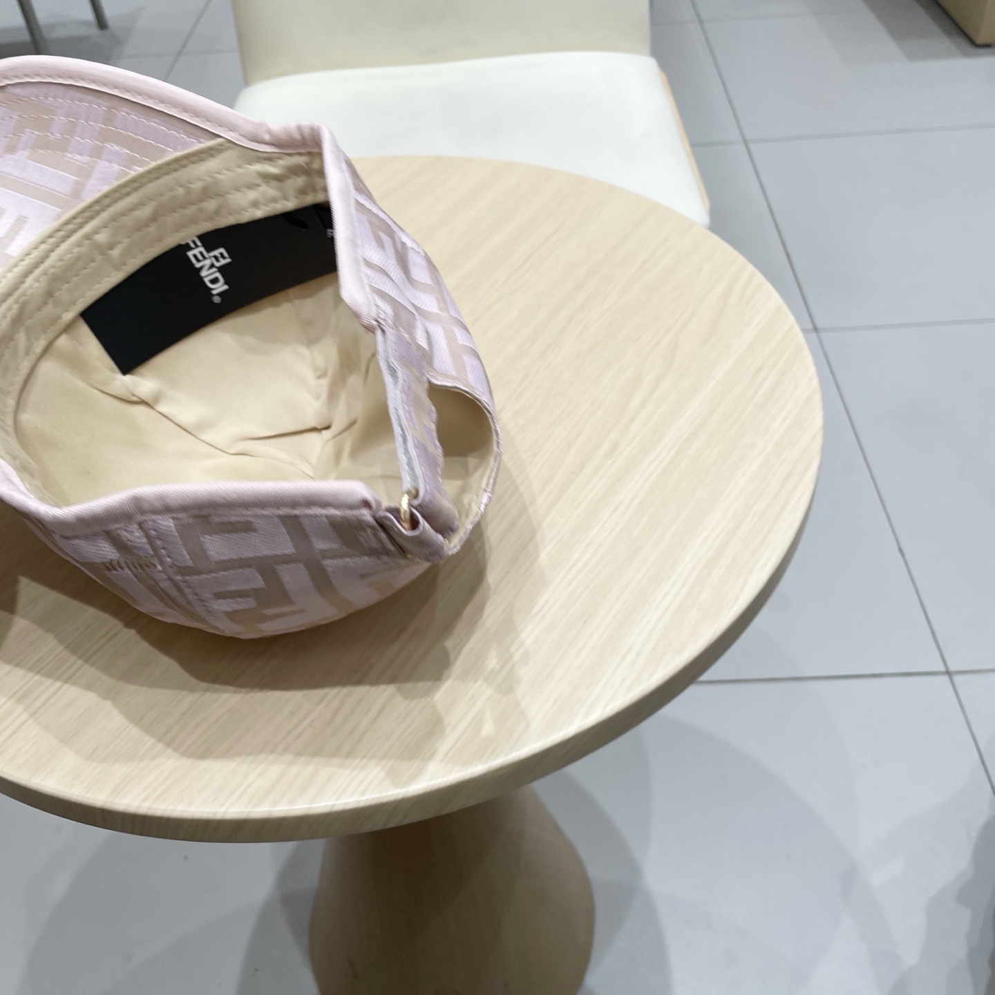  芬迪25春夏款棒球帽帽
颜值质感齐在线，完全不用考虑支撑性问题
放心拿下，配色超耐看👀
双F老花，戴几