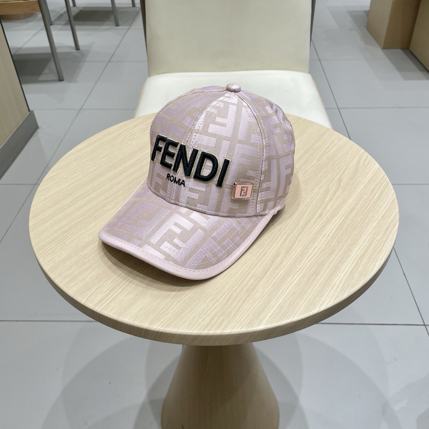  芬迪25春夏款棒球帽帽
颜值质感齐在线，完全不用考虑支撑性问题
放心拿下，配色超耐看👀
双F老花，戴几