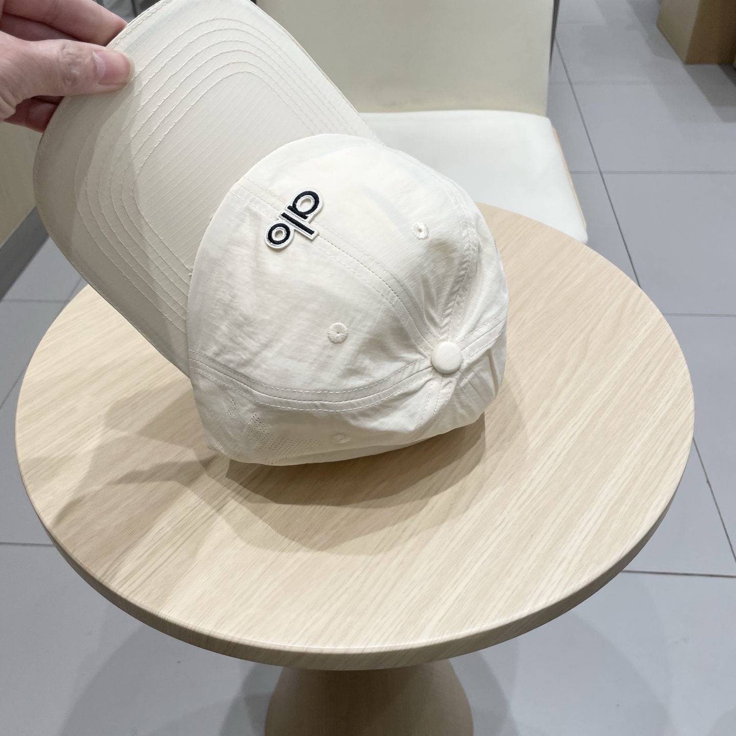  爆款🔥Alo新款棒球帽
定制超薄纯棉面料，简约时尚更透气，超火爆
现货秒发