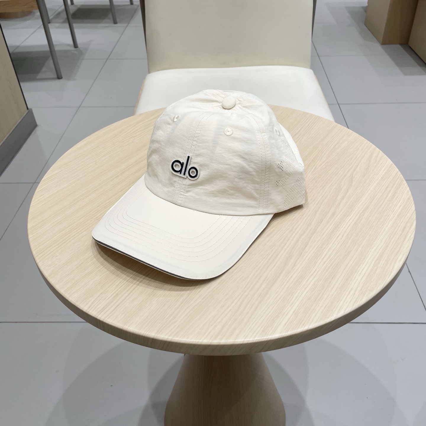  爆款🔥Alo新款棒球帽
定制超薄纯棉面料，简约时尚更透气，超火爆
现货秒发