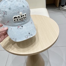 miumiu缪缪专柜帆布棒球帽 一比一开模定制,头围57cm男女通用miumiu新款棒球帽当下爆,街头感 miumiu缪缪专柜帆布棒球帽 一比一开模定制,头围57cm男女通用miumiu新款棒球帽当下爆,街头感
