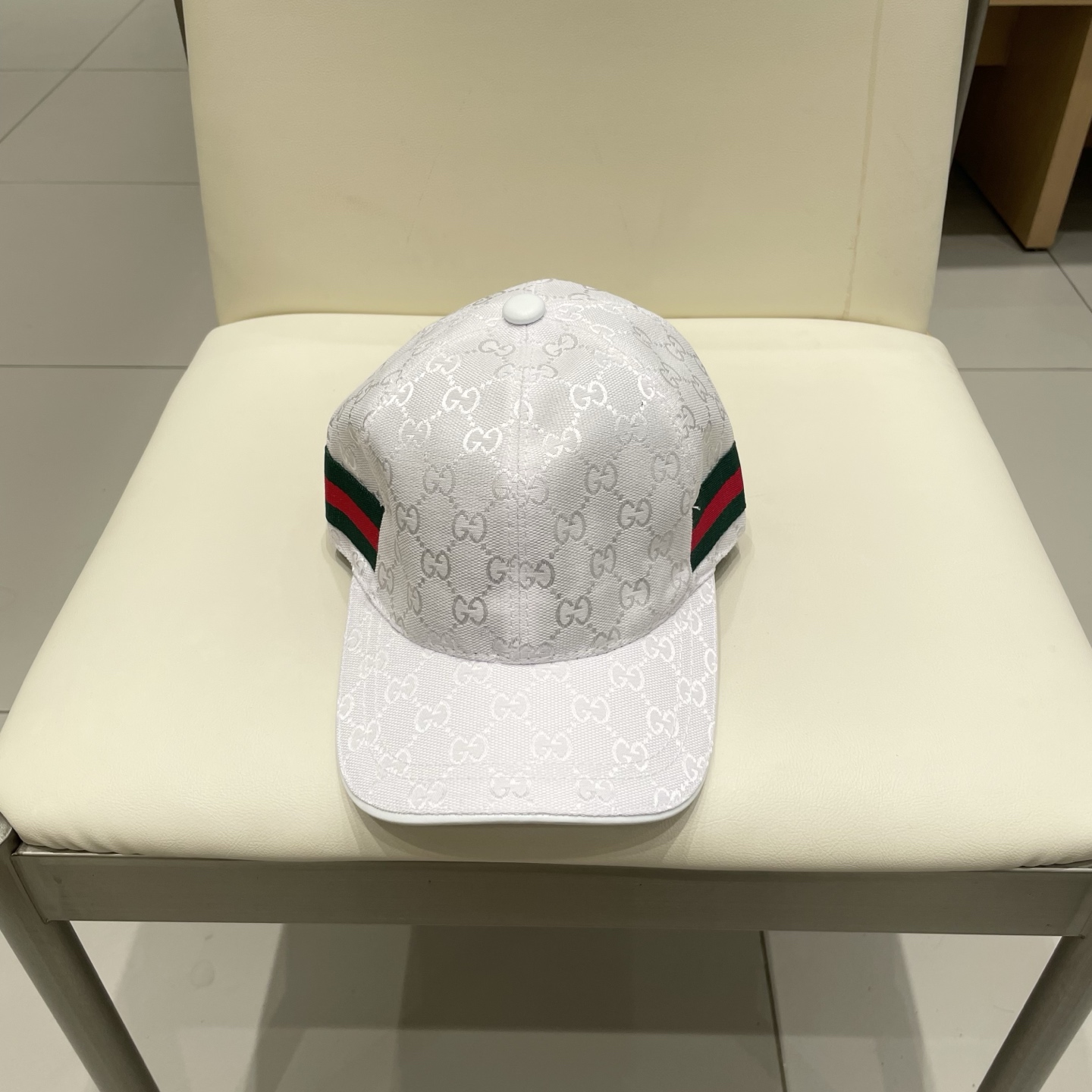 NO:350756,The classic style of thousands of years is new, Gucci (Guchi) classic original single baseball cap counter is customized with 1:1 mold opening, the highest version, original canvas + top layer of cowhide, light and breathable!  Real-life photography, all-matched for men and women in all seasons, basic head circumference 56, patch adjustable. Hats, straw hats, fisherman hats, baseball hats, hats, gucci, espadrilles, cowhide, hats万年经典款新色出,Gucci(古奇)经典原单棒球帽专柜1:1开模订制,最高版本,原版帆布料+头层牛皮,轻盈透气！实物拍摄,四季百搭男女适用,基础头围56,贴片可调节.帽子草帽渔夫帽棒球帽,帽子,gucci,espadrilles,cowhide,hats,hat