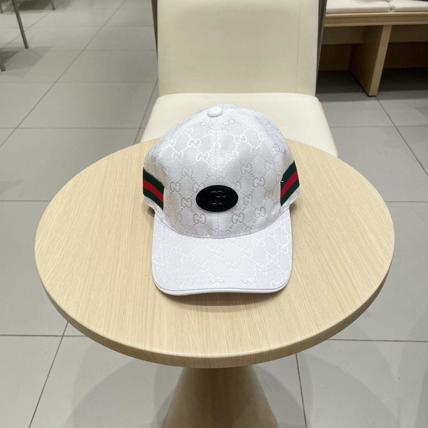 NO:350787,Gucci's latest cooperation model, original single baseball cap, 1:1 mold customization, details comparable to the counter, original canvas + first layer of cowhide, excellent quality!  The first choice for handsome men and beautiful women, fashionable and versatile. The basic head circumference is 56, and the patch can be adjusted. Hats, straw hats, fishermen's hats, baseball hats, hats, gucci, espadrilles, cowhides, hatsGucci(古奇)最新合作款,原单棒球帽,1:1开模订制,细节可媲美专柜,原版帆布料+头层牛皮,质量超赞！帅男靓女首选,时尚百搭.基础头围56,贴片可调节.帽子草帽渔夫帽棒球帽,帽子,gucci,espadrilles,cowhide,hats,hat
