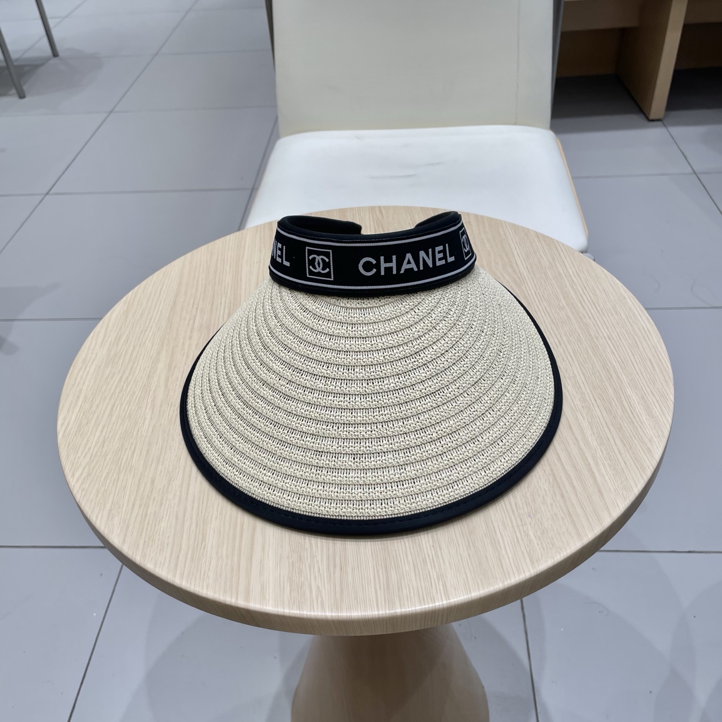 NO:350802,Chanel's new empty top hat The sun hat you will fall in love with at a glance. In summer, you need a unique hat to suppress the eyes. This elegant empty top hat is very suitable!  Hat Straw Hat Fisherman Hat Baseball Hat, Hats, Chanel, Chanel, espadrilles, hatsChanel香奈儿新款空顶帽 看一眼就会爱上的遮阳帽,夏天的你需要一顶与众不同的帽子去眼压群芳,这款气质空顶帽就很适合！帽子草帽渔夫帽棒球帽,帽子,chanel,chanel,espadrilles,hats,hat