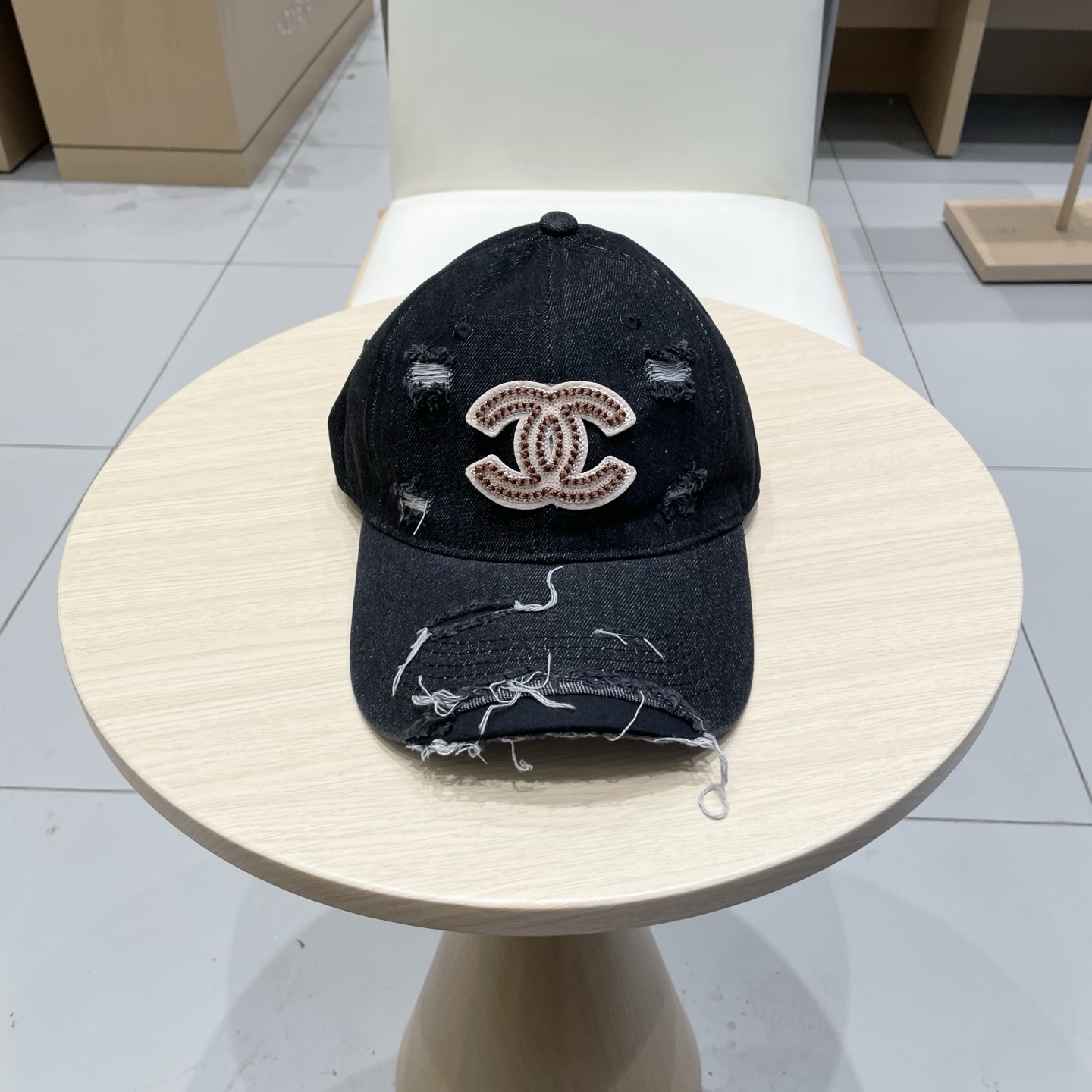 NO:689924,Chanel CHANEL new denim baseball cap, Xiaoxiang classic and simple, fashionable and casual design, running volume new hats, fisherman hats, baseball caps, knitted hats, hats, chanel, chanel, espadrilles, hats19860909香奈儿CHANEL 新品牛仔棒球帽,小香经典简约,时尚休闲设计 跑量新品帽子渔夫帽棒球帽针织帽,帽子,chanel,chanel,espadrilles,hats,hat