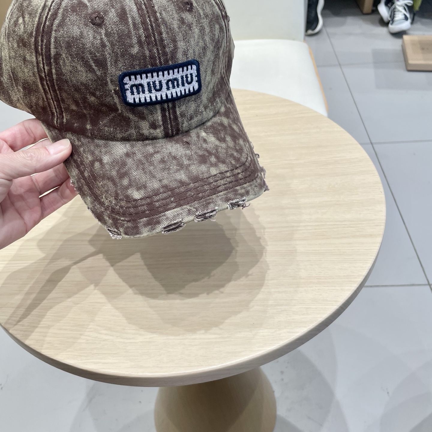  miumi缪缪棒球帽🧢
非常耐看的男女同款
日常出门 自带氛围感
偶尔换换感觉真的太棒了
