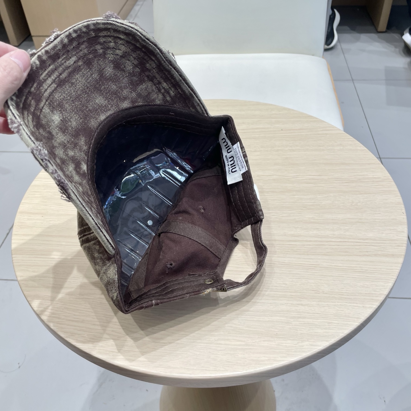  miumi缪缪棒球帽🧢
非常耐看的男女同款
日常出门 自带氛围感
偶尔换换感觉真的太棒了