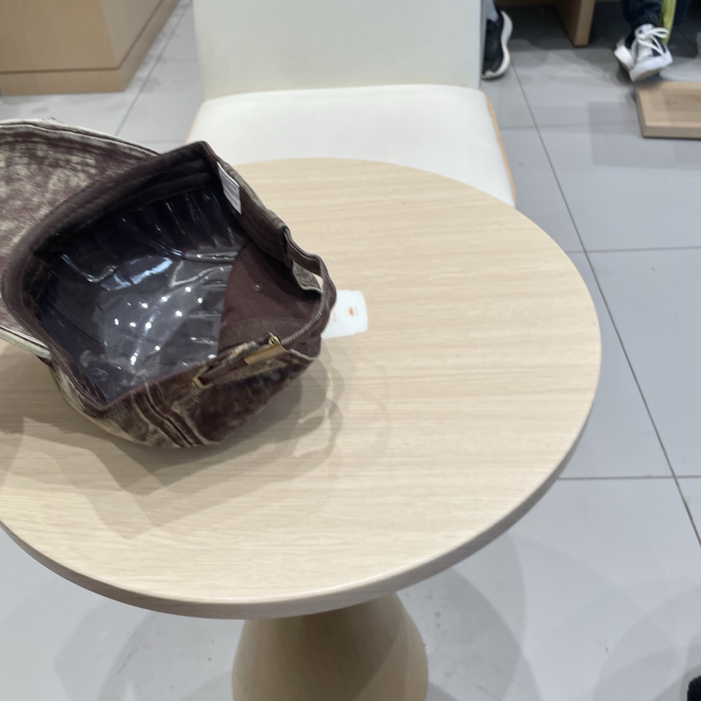  miumi缪缪棒球帽🧢
非常耐看的男女同款
日常出门 自带氛围感
偶尔换换感觉真的太棒了