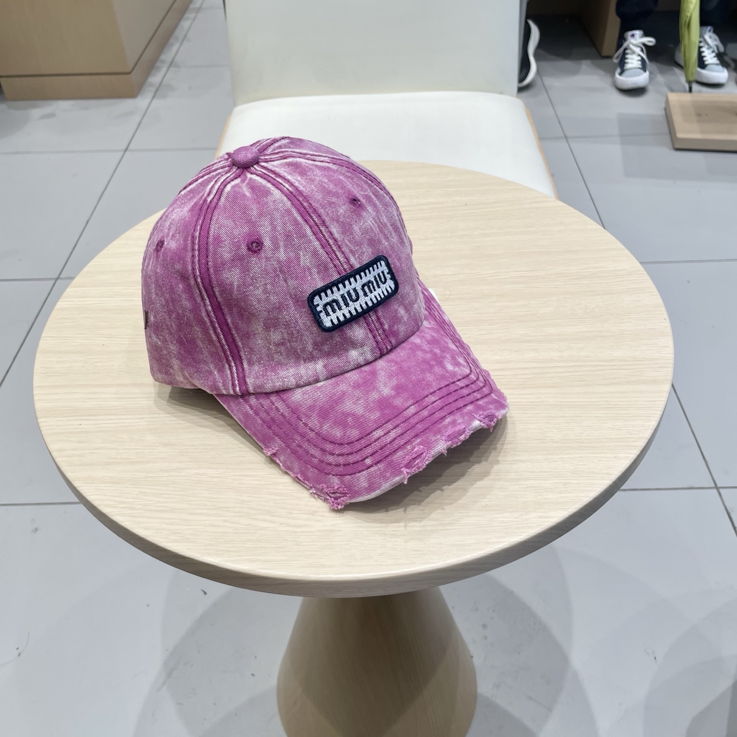  miumi缪缪棒球帽🧢
非常耐看的男女同款
日常出门 自带氛围感
偶尔换换感觉真的太棒了