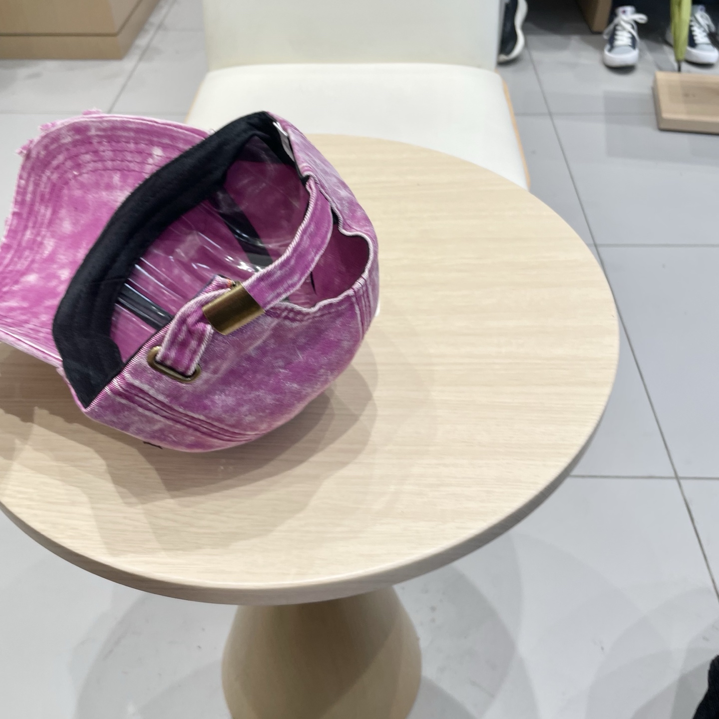  miumi缪缪棒球帽🧢
非常耐看的男女同款
日常出门 自带氛围感
偶尔换换感觉真的太棒了