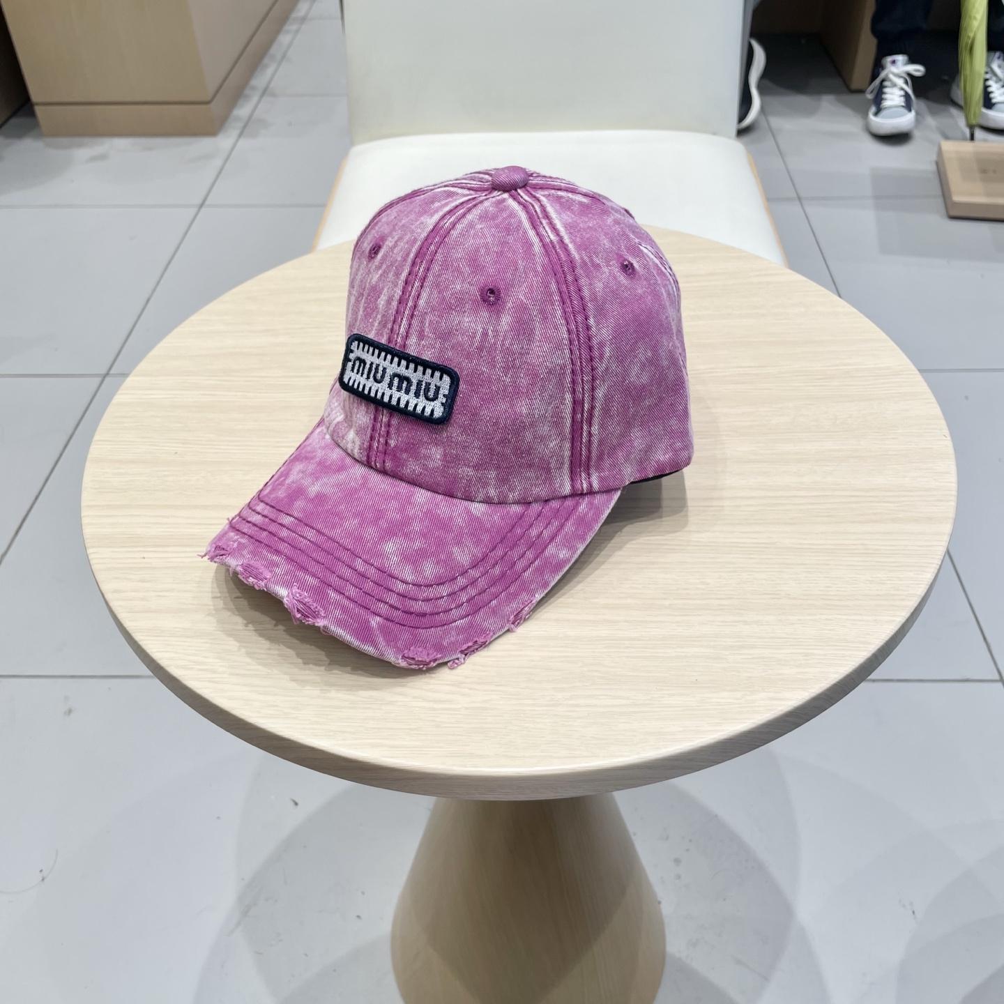  miumi缪缪棒球帽🧢
非常耐看的男女同款
日常出门 自带氛围感
偶尔换换感觉真的太棒了