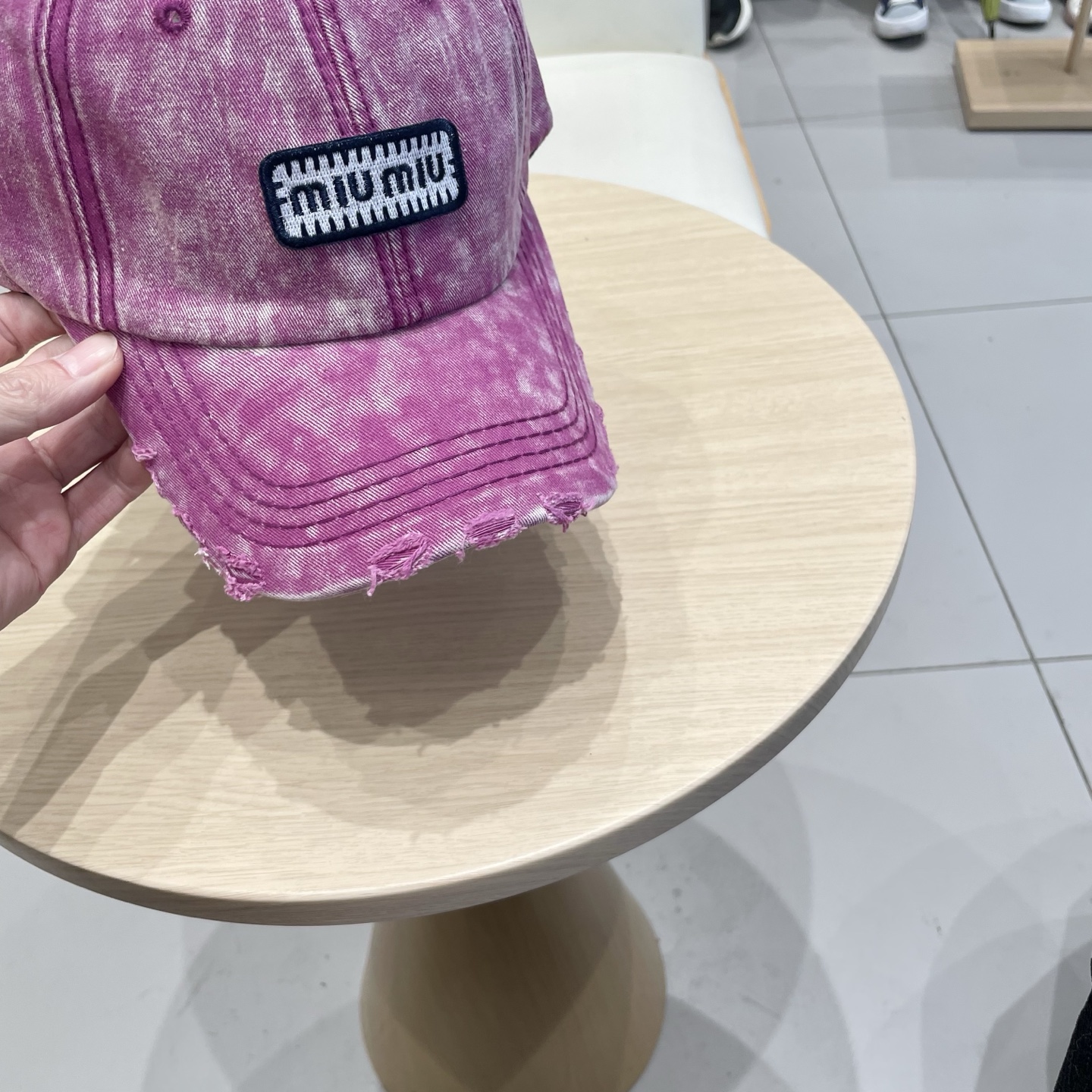  miumi缪缪棒球帽🧢
非常耐看的男女同款
日常出门 自带氛围感
偶尔换换感觉真的太棒了