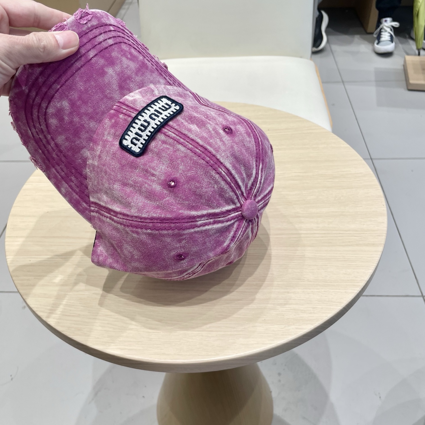  miumi缪缪棒球帽🧢
非常耐看的男女同款
日常出门 自带氛围感
偶尔换换感觉真的太棒了