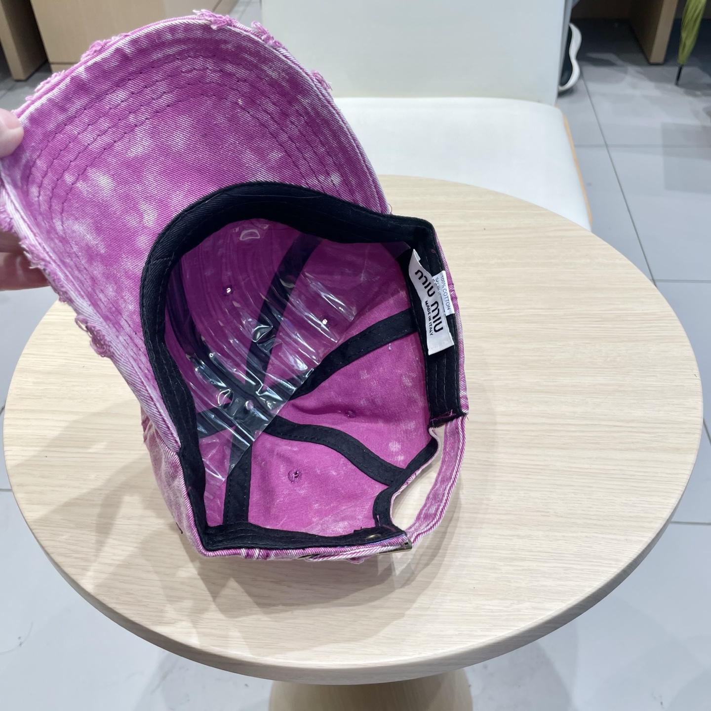  miumi缪缪棒球帽🧢
非常耐看的男女同款
日常出门 自带氛围感
偶尔换换感觉真的太棒了