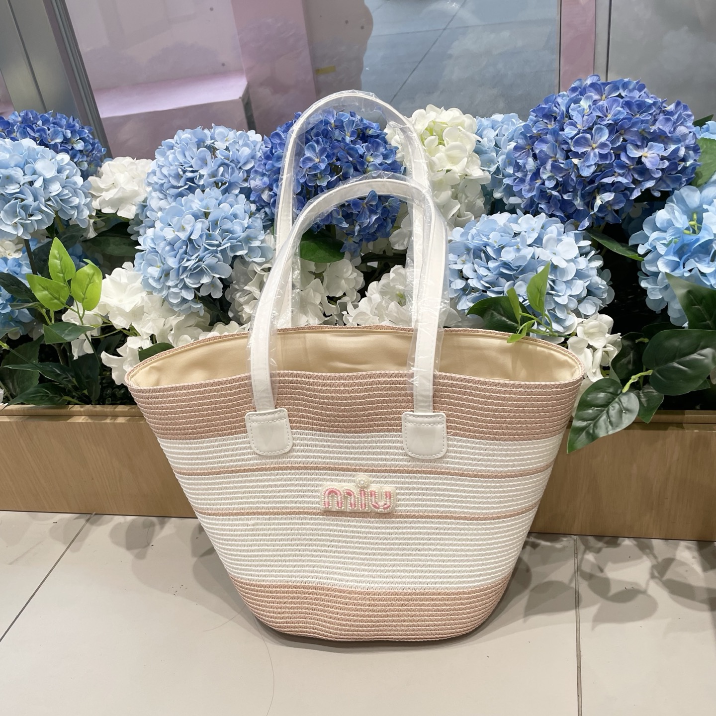 NO:230299,Miumiu 2025 new commuter tote bag braided bag single shoulder women's bag summer high-end fashion hat straw hat fisherman hat baseball hat, hat, miumiu, espadrilles, totes, hats19860909缪缪miumiu2025新款通勤托特包包编织包单肩女包夏季高级感时尚帽子草帽渔夫帽棒球帽,帽子,miumiu,espadrilles,totes,hats,hat