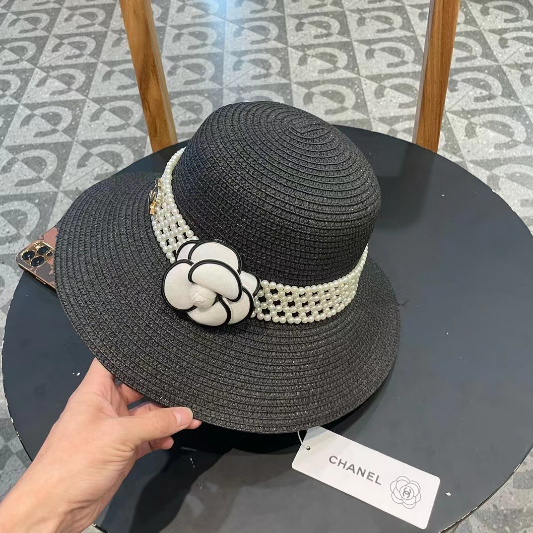  【CHANEL香奈儿】
2025新款大牌小香风盆帽草帽  夏天海边首选～
新款材质编织而成～质感满分💯