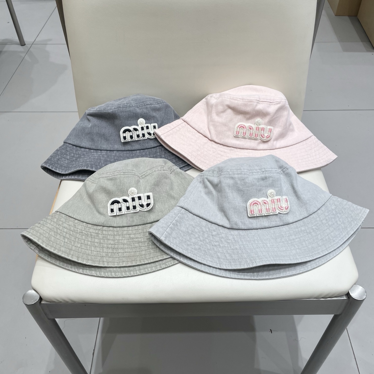  MiuMiu缪缪女孩的日常渔夫帽
一款非常百搭的渔夫帽，经典刺绣标志
黑白撞色百搭 时髦，