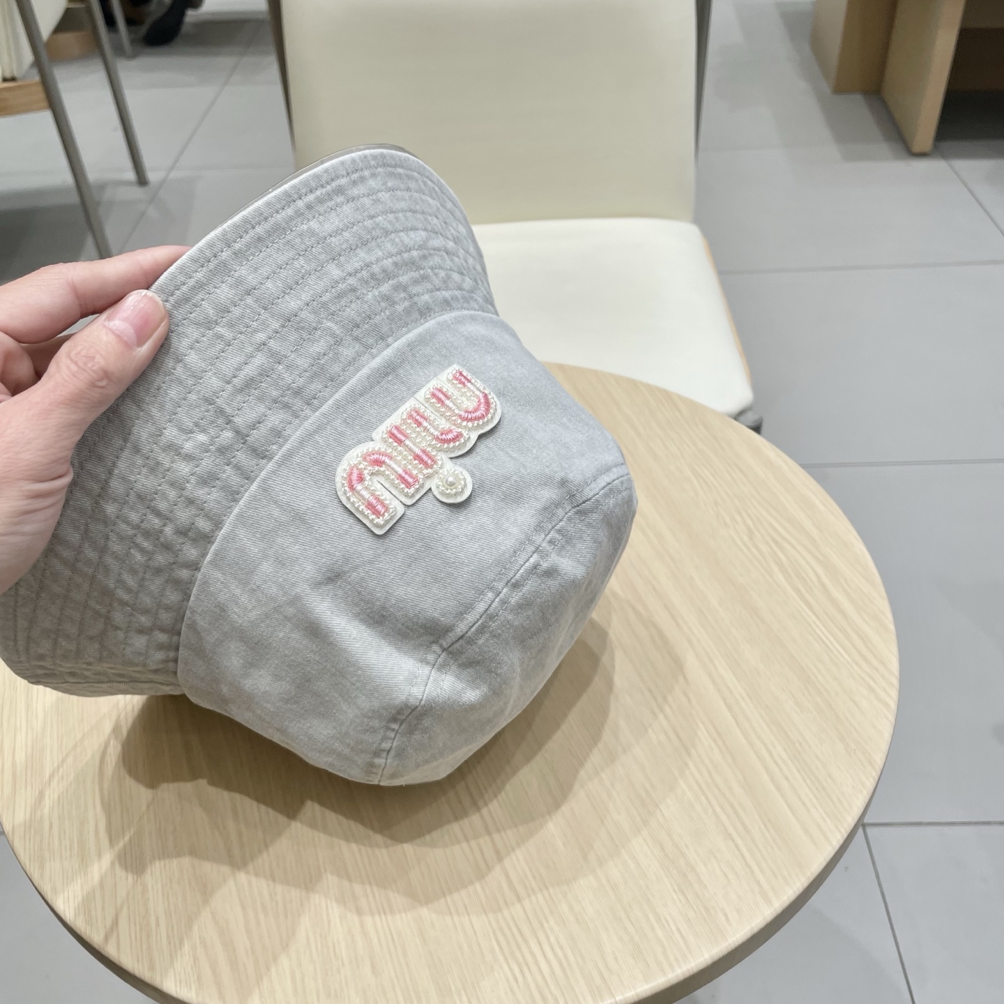  MiuMiu缪缪女孩的日常渔夫帽
一款非常百搭的渔夫帽，经典刺绣标志
黑白撞色百搭 时髦，