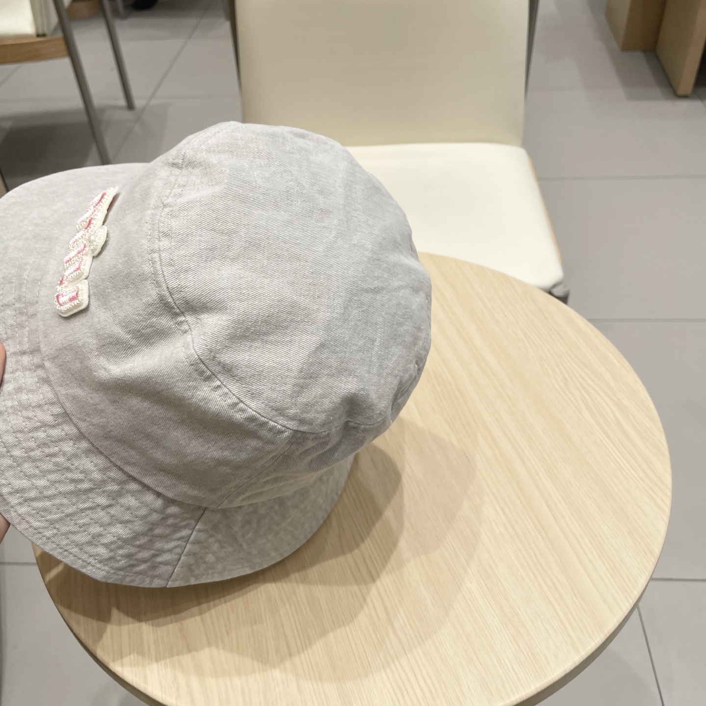  MiuMiu缪缪女孩的日常渔夫帽
一款非常百搭的渔夫帽，经典刺绣标志
黑白撞色百搭 时髦，