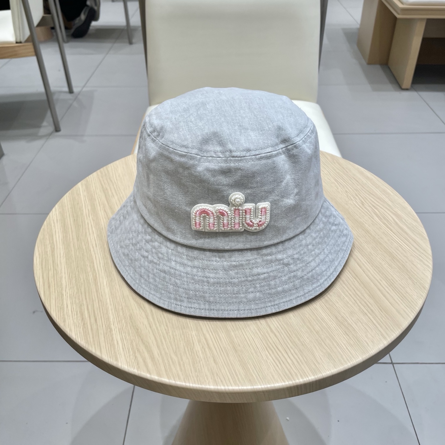  MiuMiu缪缪女孩的日常渔夫帽
一款非常百搭的渔夫帽，经典刺绣标志
黑白撞色百搭 时髦，