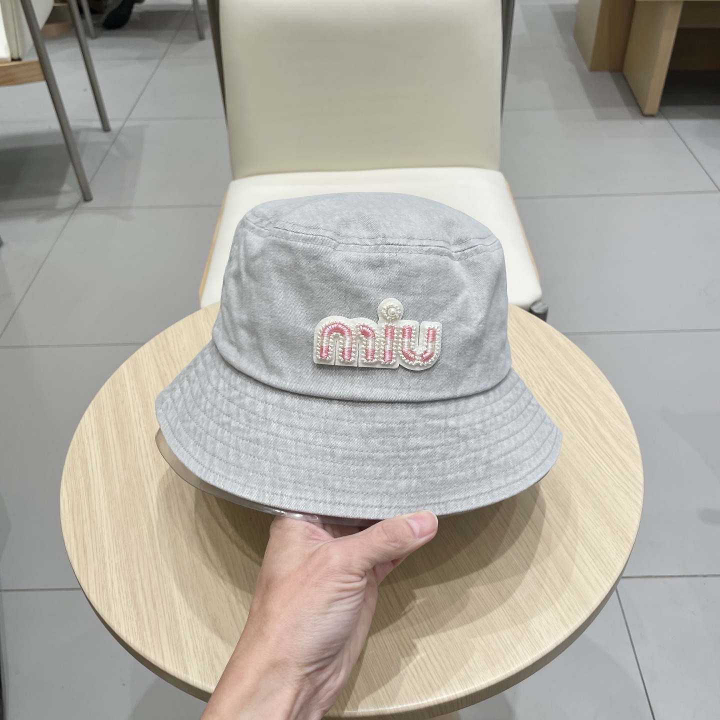  MiuMiu缪缪女孩的日常渔夫帽
一款非常百搭的渔夫帽，经典刺绣标志
黑白撞色百搭 时髦，