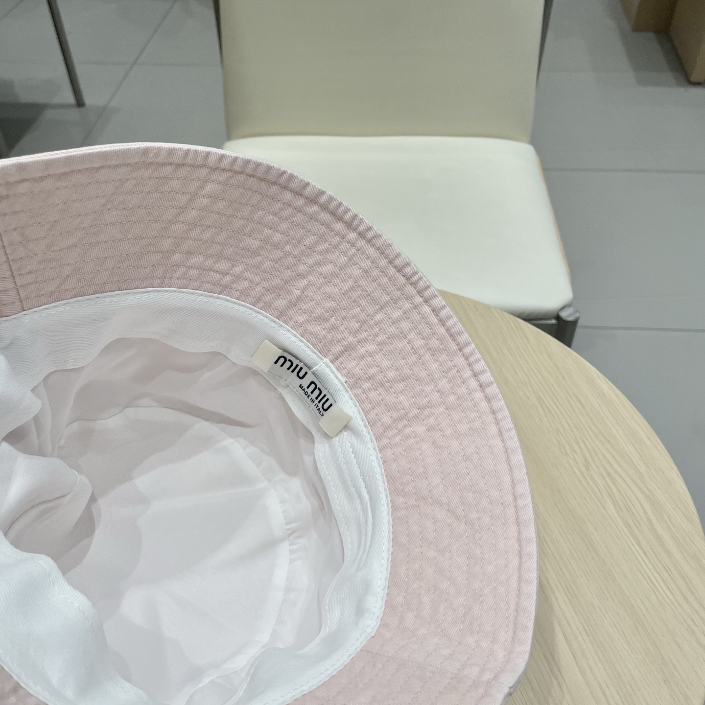  MiuMiu缪缪女孩的日常渔夫帽
一款非常百搭的渔夫帽，经典刺绣标志
黑白撞色百搭 时髦，