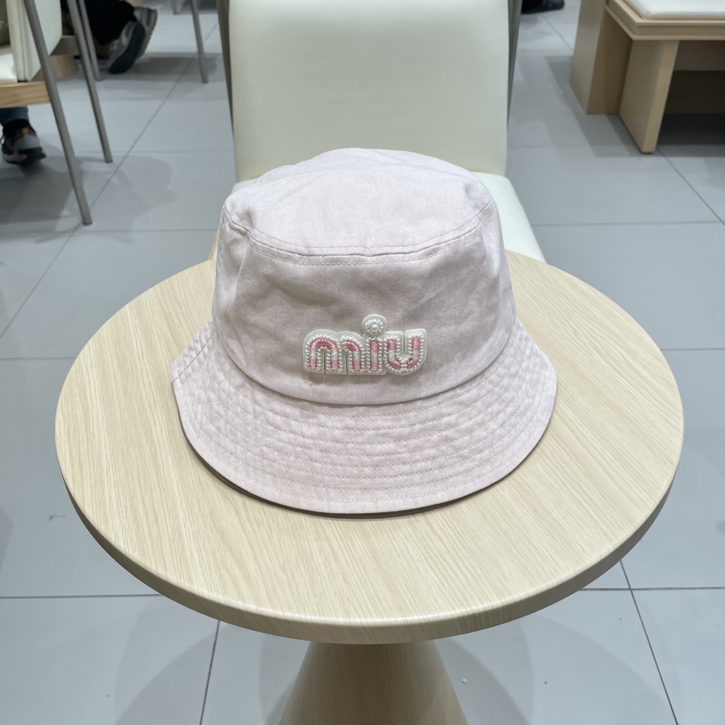  MiuMiu缪缪女孩的日常渔夫帽
一款非常百搭的渔夫帽，经典刺绣标志
黑白撞色百搭 时髦，