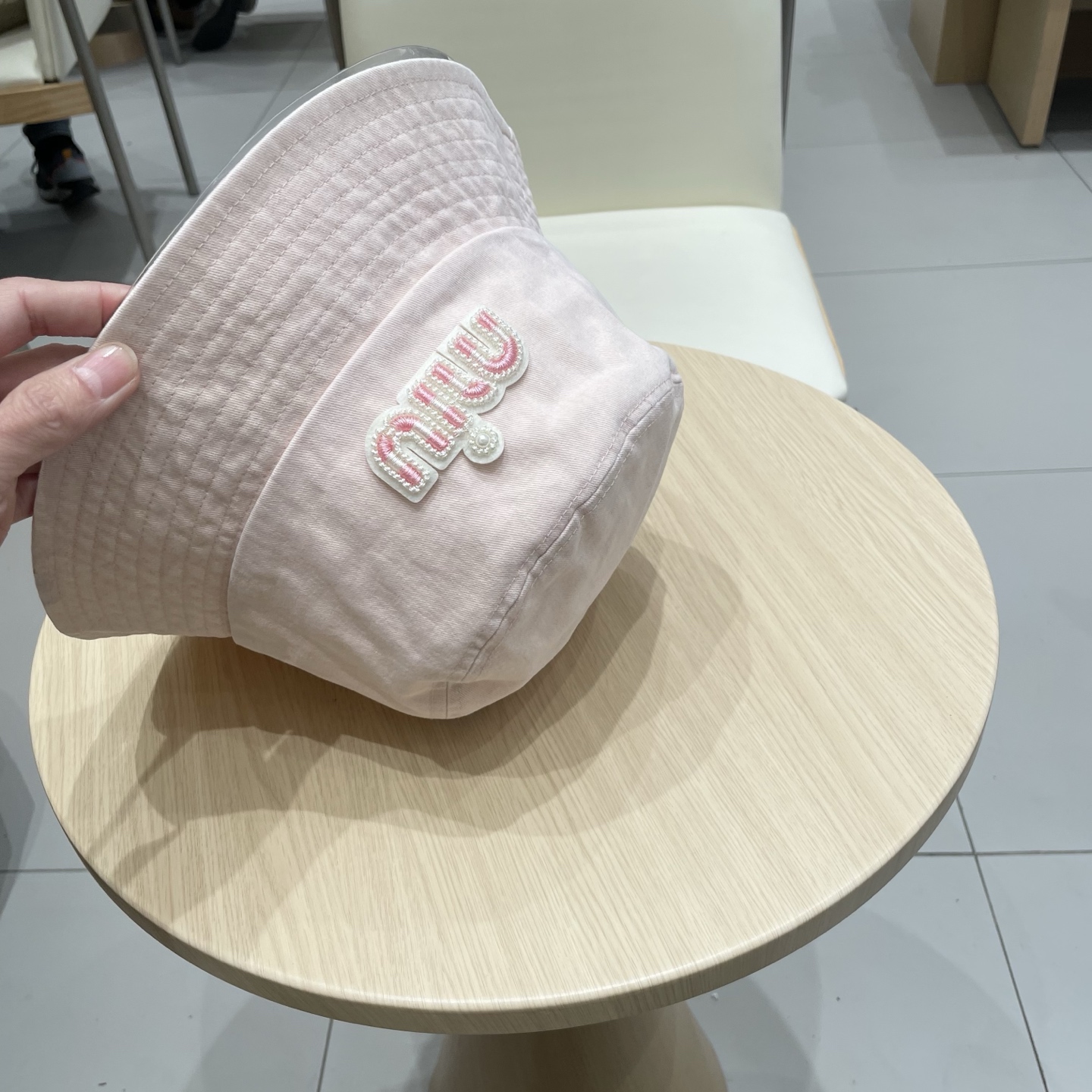  MiuMiu缪缪女孩的日常渔夫帽
一款非常百搭的渔夫帽，经典刺绣标志
黑白撞色百搭 时髦，