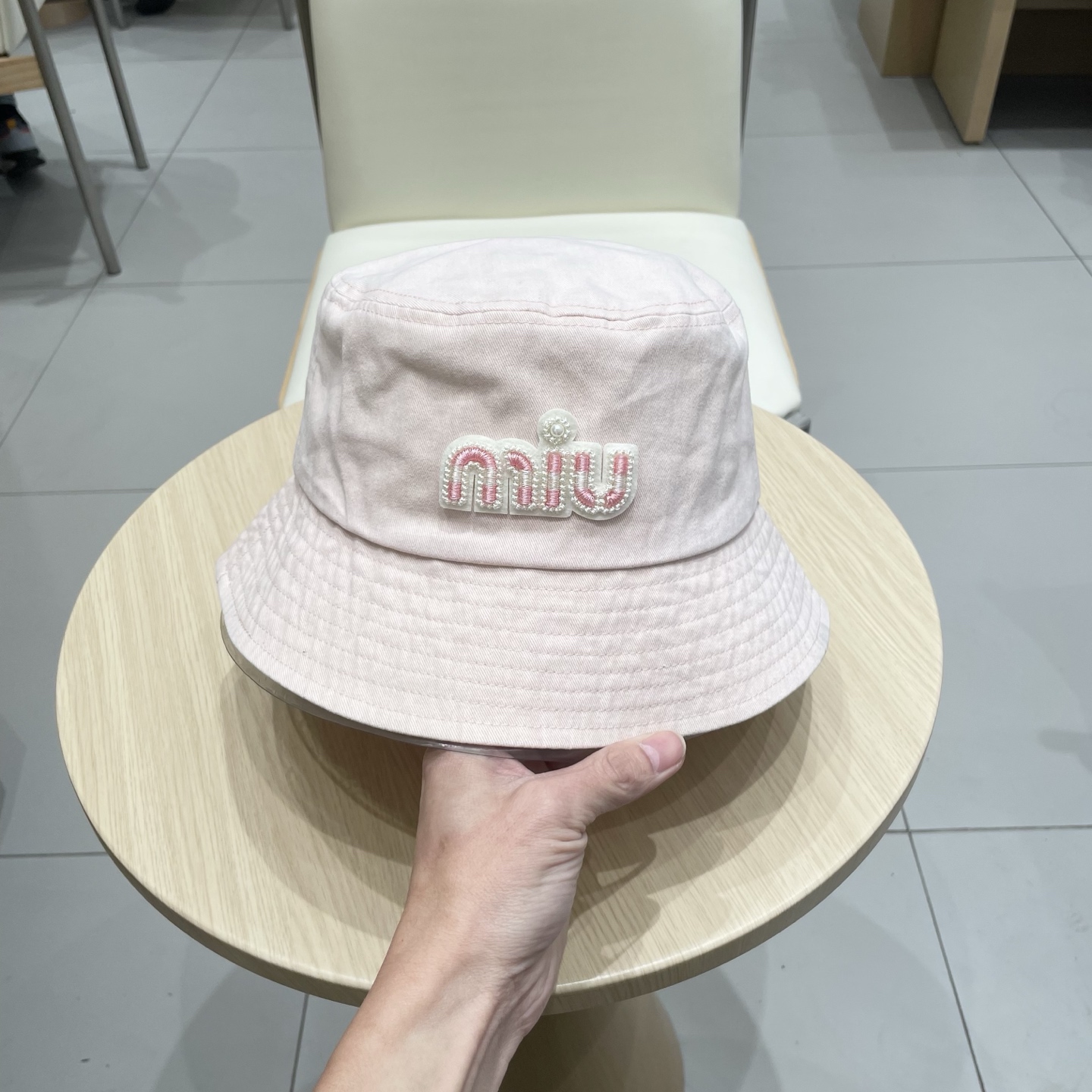  MiuMiu缪缪女孩的日常渔夫帽
一款非常百搭的渔夫帽，经典刺绣标志
黑白撞色百搭 时髦，