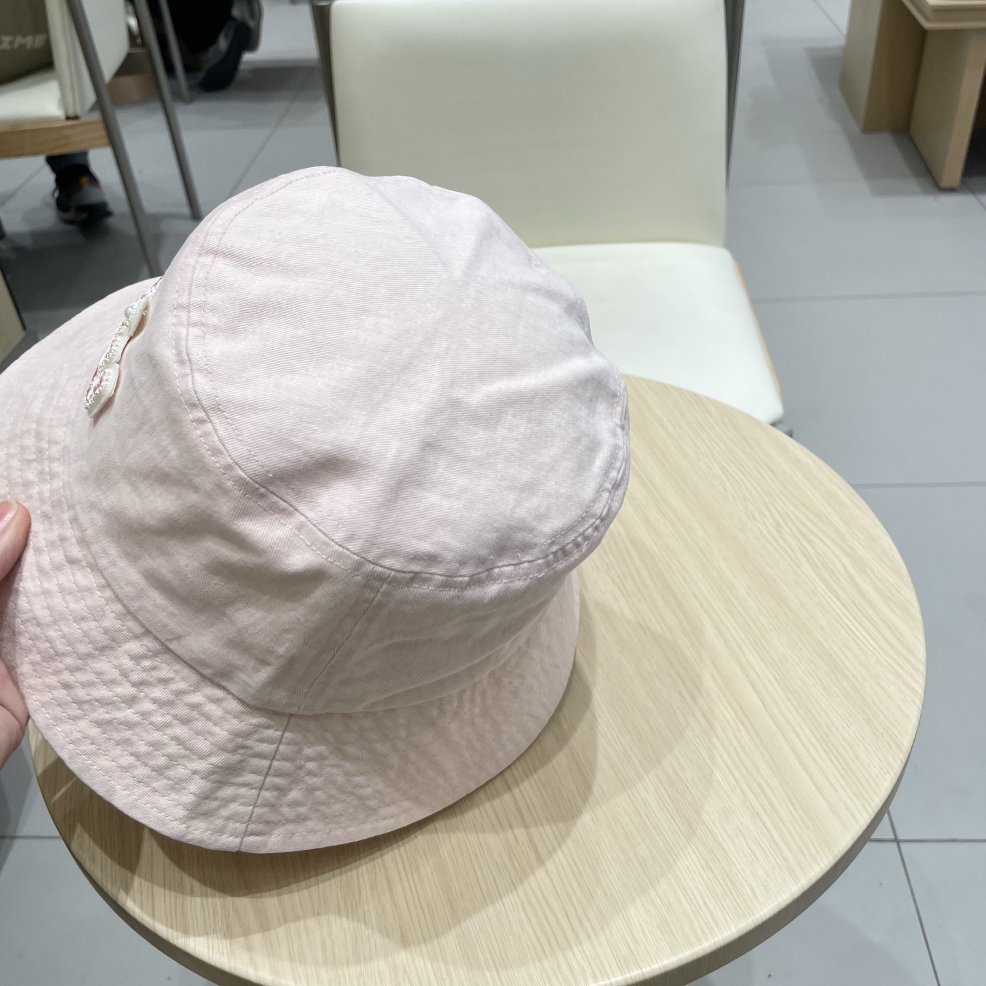  MiuMiu缪缪女孩的日常渔夫帽
一款非常百搭的渔夫帽，经典刺绣标志
黑白撞色百搭 时髦，