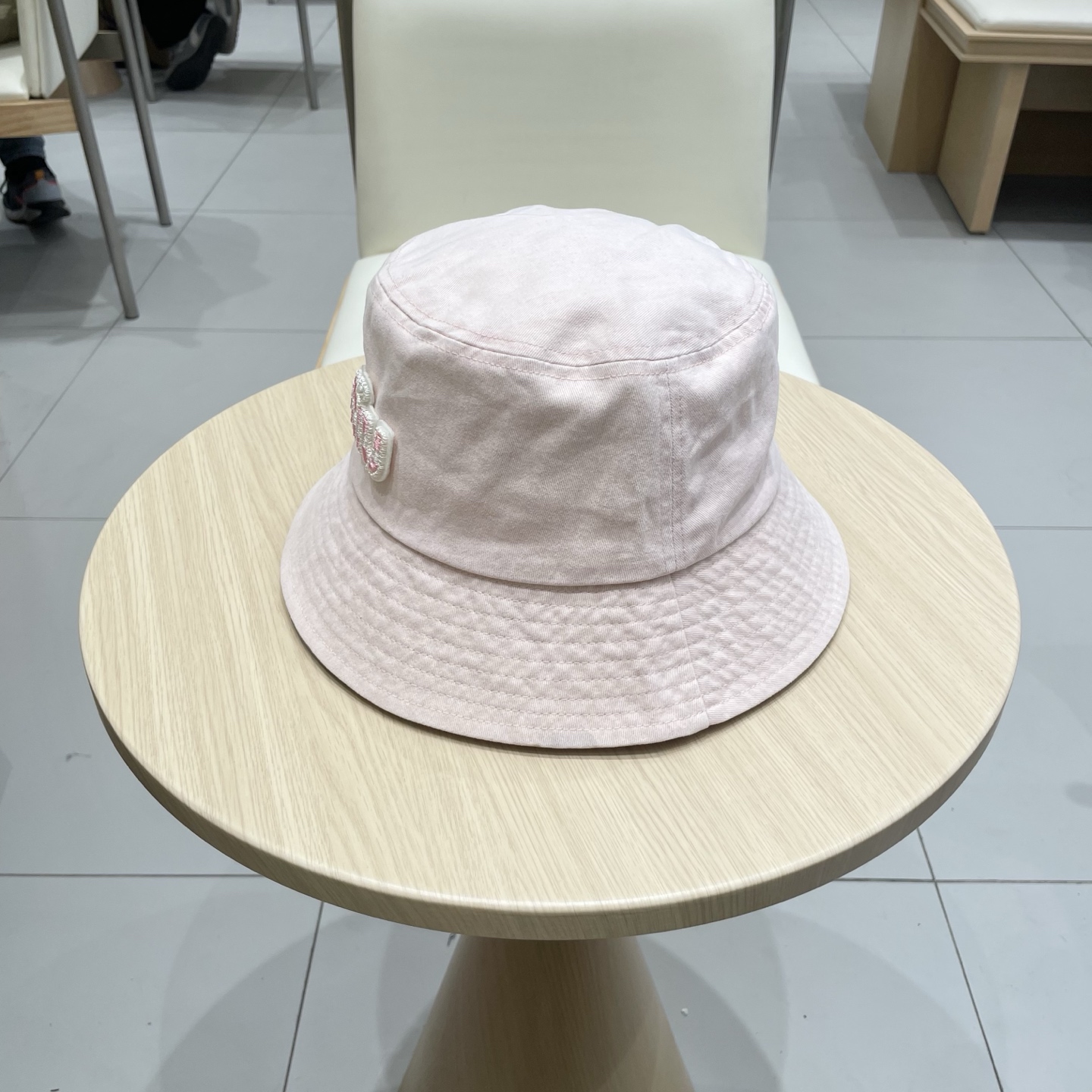  MiuMiu缪缪女孩的日常渔夫帽
一款非常百搭的渔夫帽，经典刺绣标志
黑白撞色百搭 时髦，