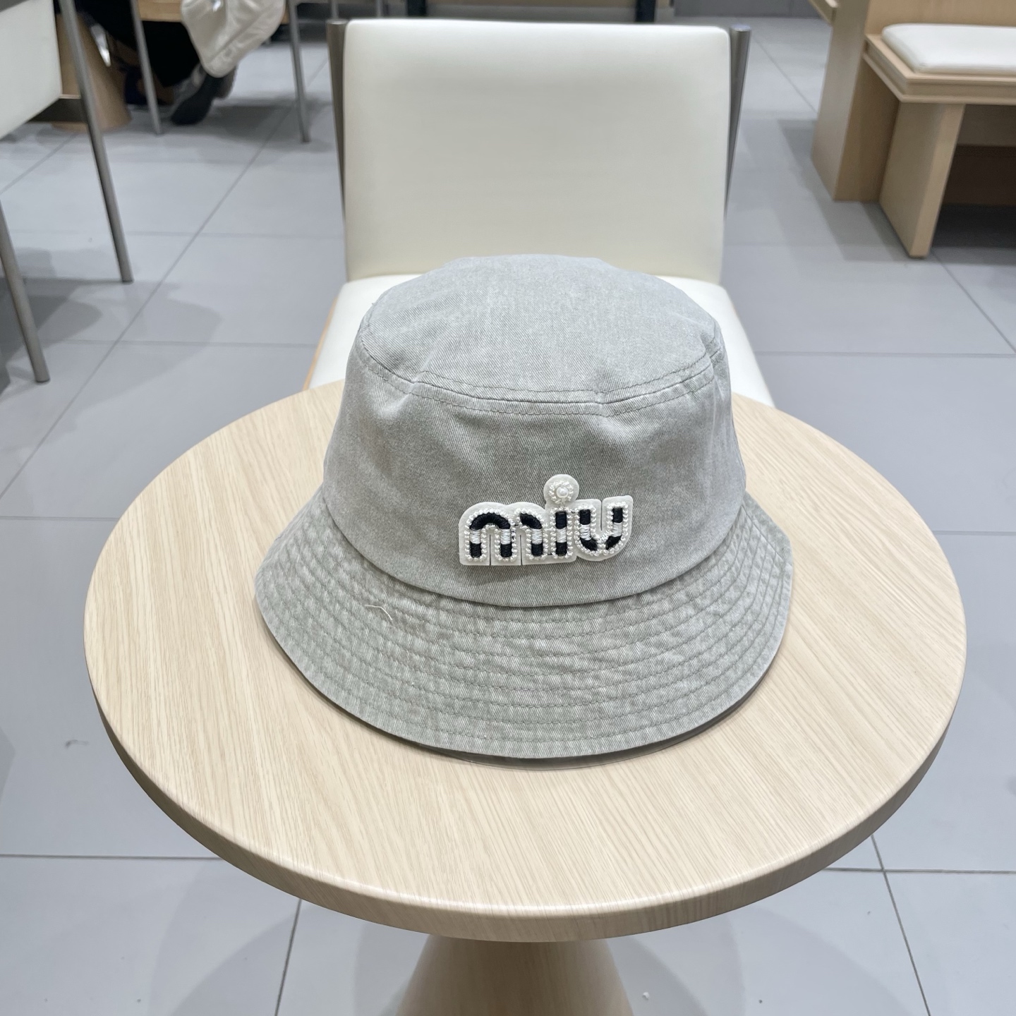  MiuMiu缪缪女孩的日常渔夫帽
一款非常百搭的渔夫帽，经典刺绣标志
黑白撞色百搭 时髦，