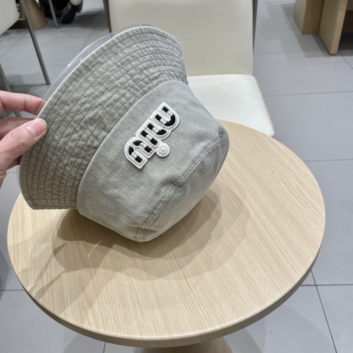  MiuMiu缪缪女孩的日常渔夫帽
一款非常百搭的渔夫帽，经典刺绣标志
黑白撞色百搭 时髦，