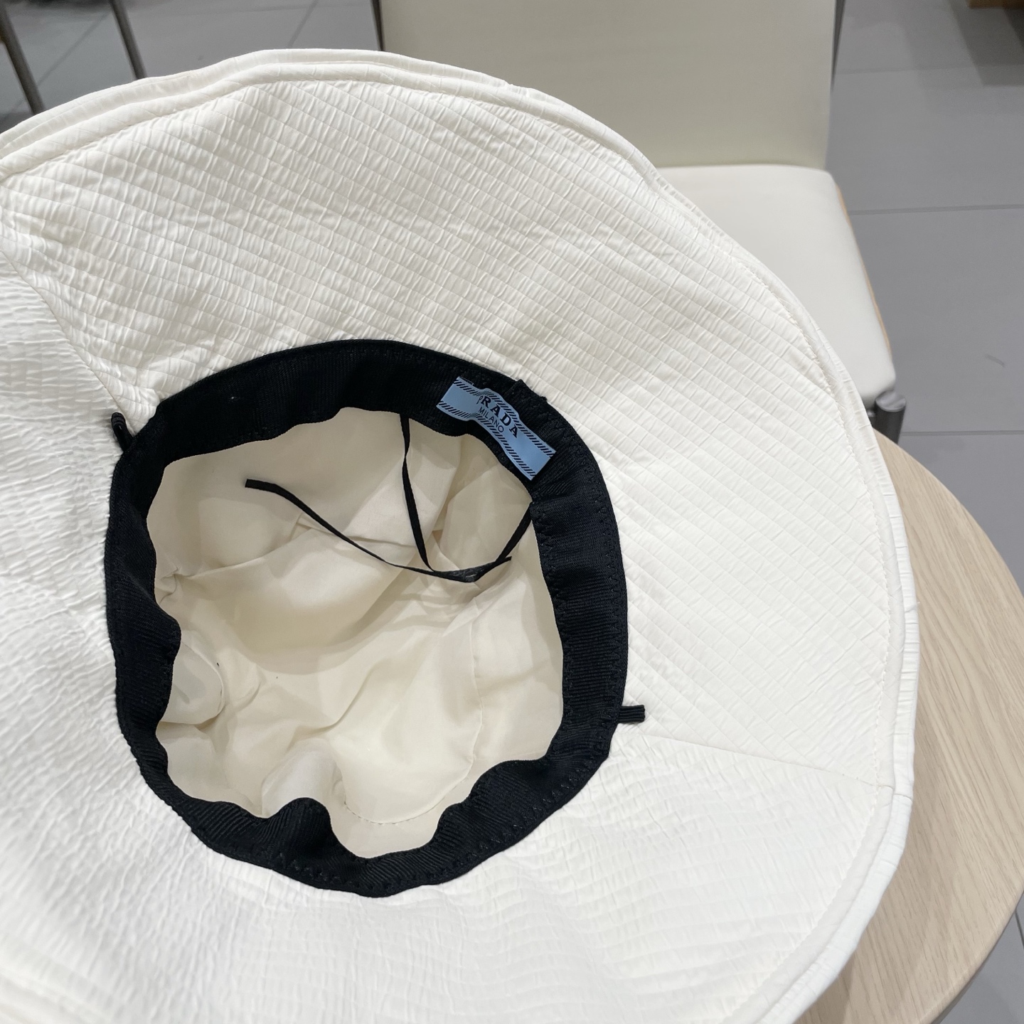 Prada普拉达裙边大檐渔夫帽女春夏季防紫外线防晒遮阳帽户外出游太阳帽