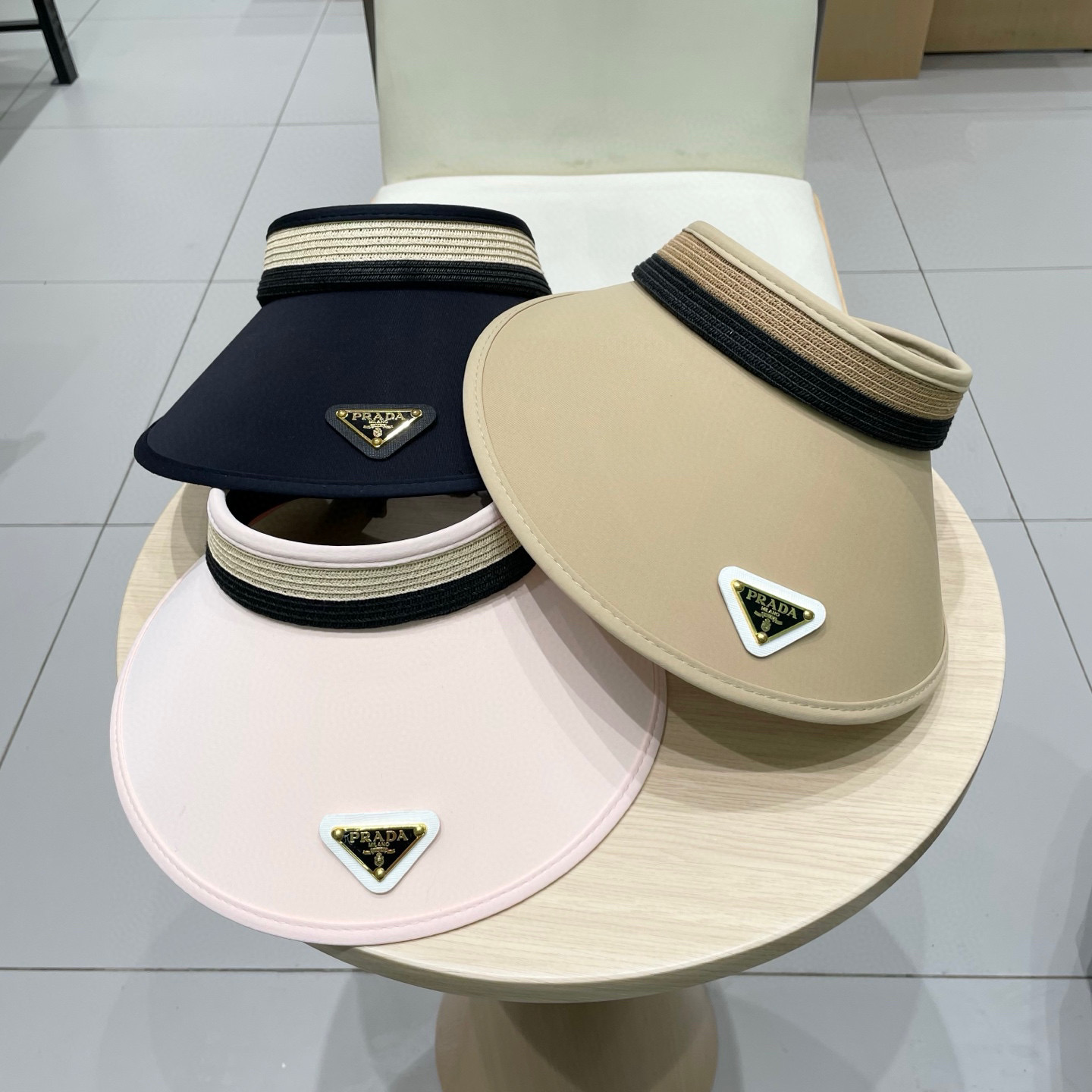  🆕 Prada 普拉达新款 大帽沿空顶帽，
一整个高级住了 今年夏季的爆款面料，轻盈舒适  高品质🤍