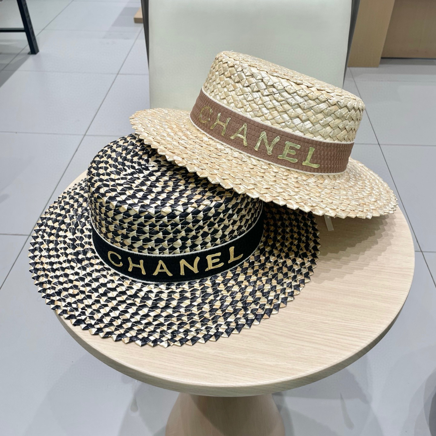 Chanel香奈儿跨境新款菠萝花麦秆草帽黑边草帽夏季凹造型防晒帽子女士平顶帽潮