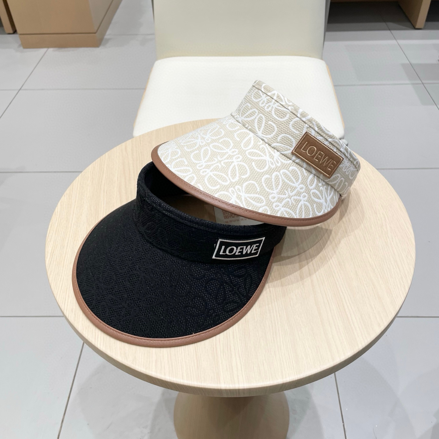  罗意威 loewe最新牛仔空顶帽，大牌出货，超方便 遮阳神器，可折叠
夏天戴也不会觉得热 凹造型必备呀