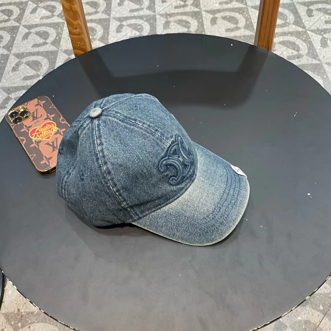 
CELINE 塞琳 新款 🆕 棒球帽 🧢 
原单棒球帽 🧢原版1.1复刻 
面料轻盈透气。 💥
完美版