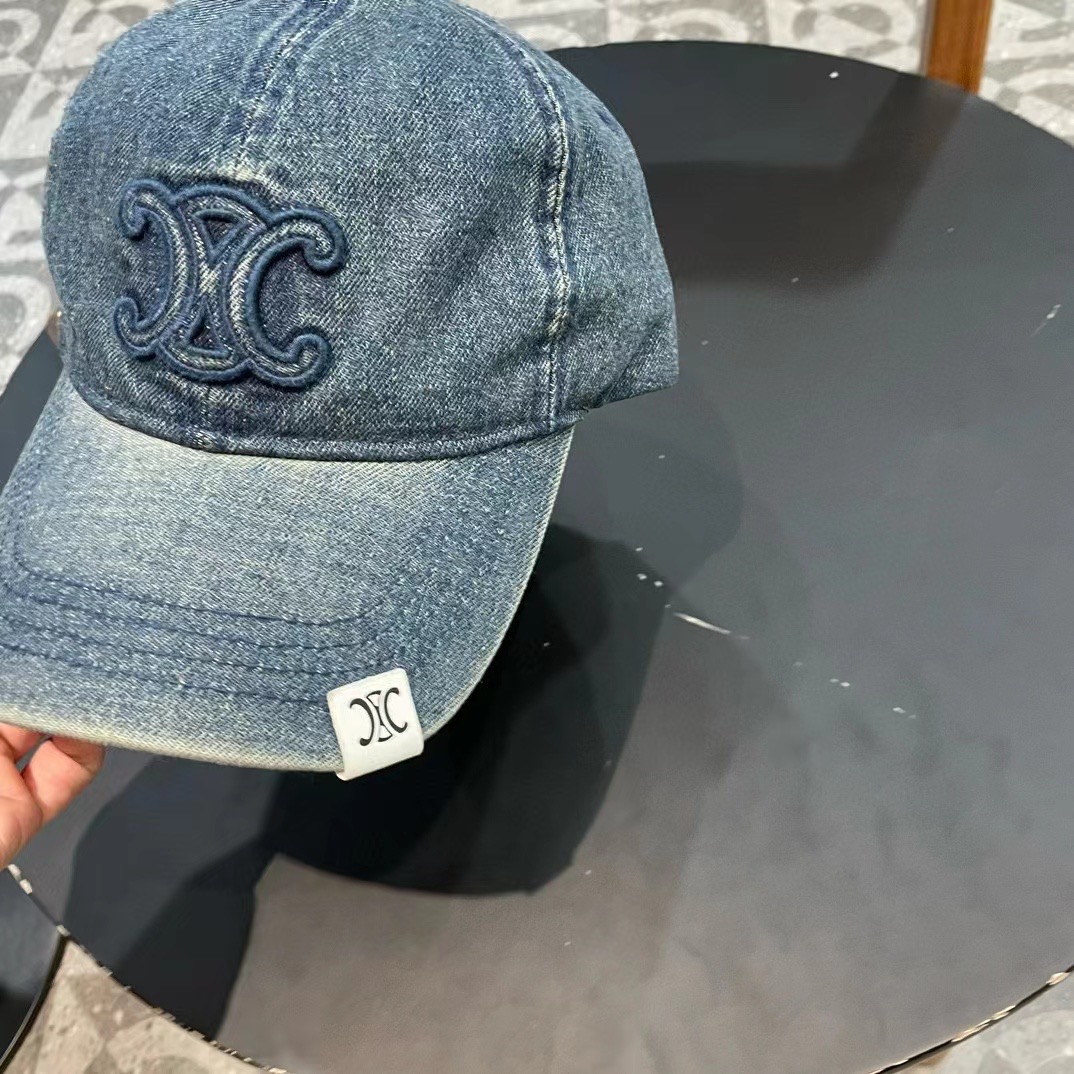 
CELINE 塞琳 新款 🆕 棒球帽 🧢 
原单棒球帽 🧢原版1.1复刻 
面料轻盈透气。 💥
完美版