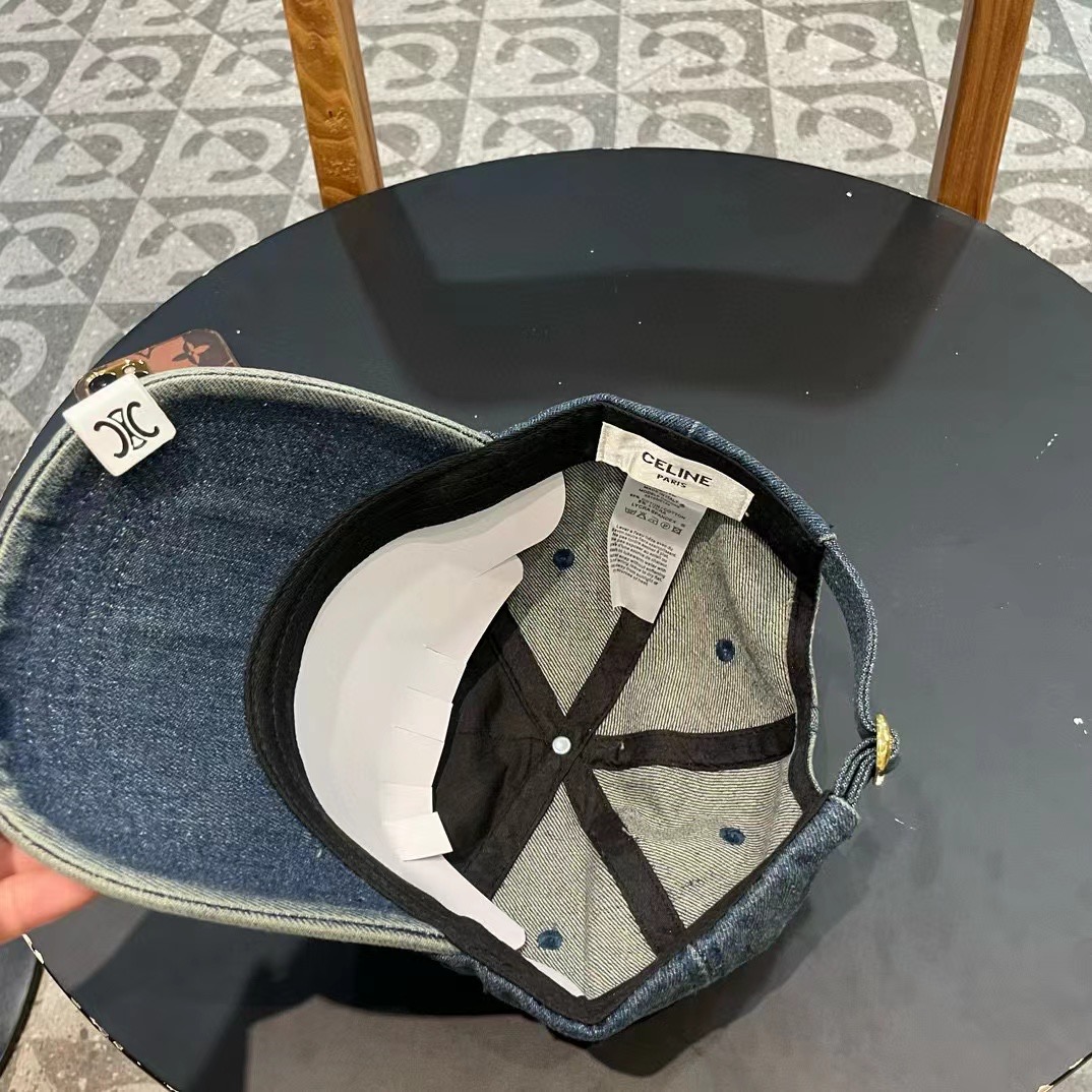 
CELINE 塞琳 新款 🆕 棒球帽 🧢 
原单棒球帽 🧢原版1.1复刻 
面料轻盈透气。 💥
完美版