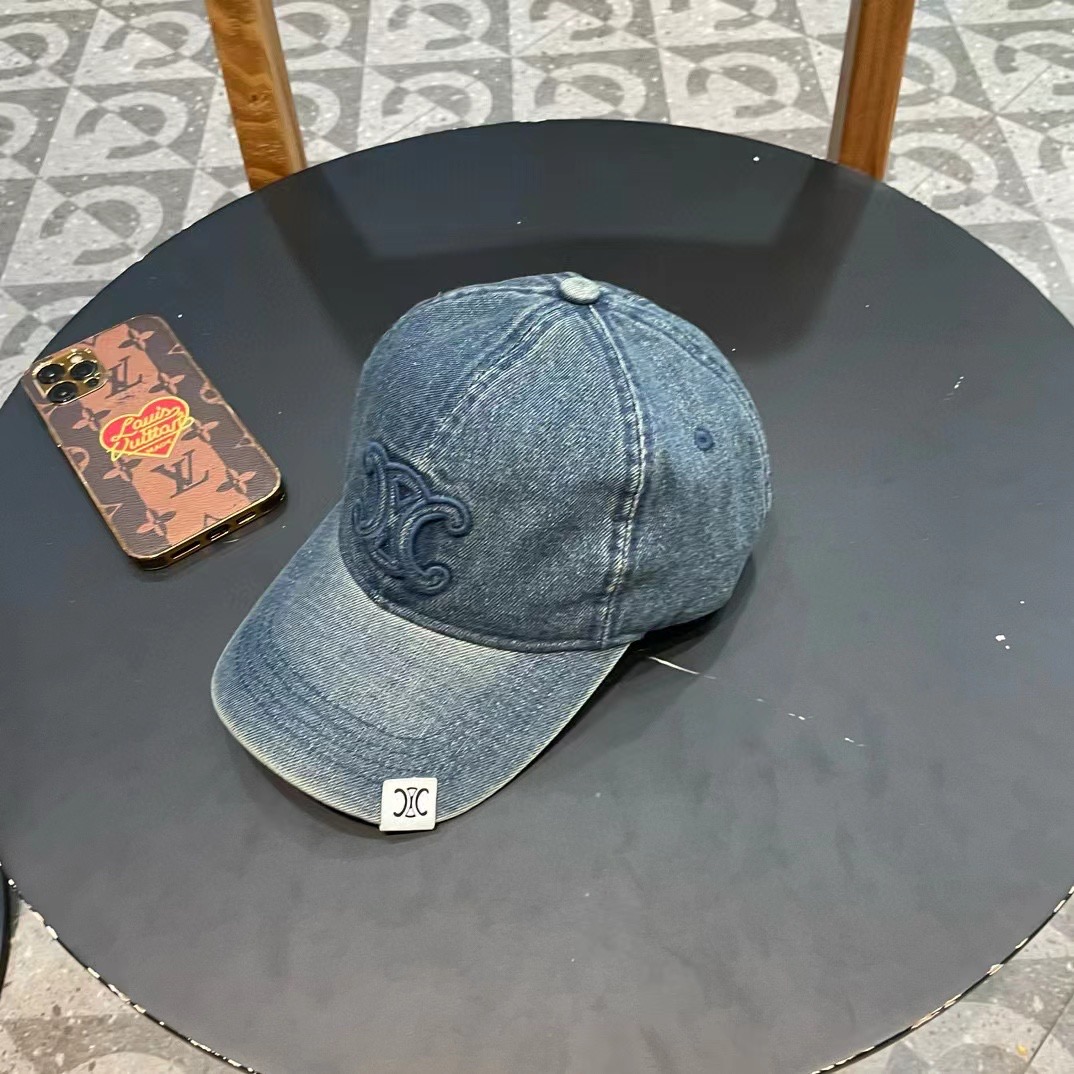 
CELINE 塞琳 新款 🆕 棒球帽 🧢 
原单棒球帽 🧢原版1.1复刻 
面料轻盈透气。 💥
完美版