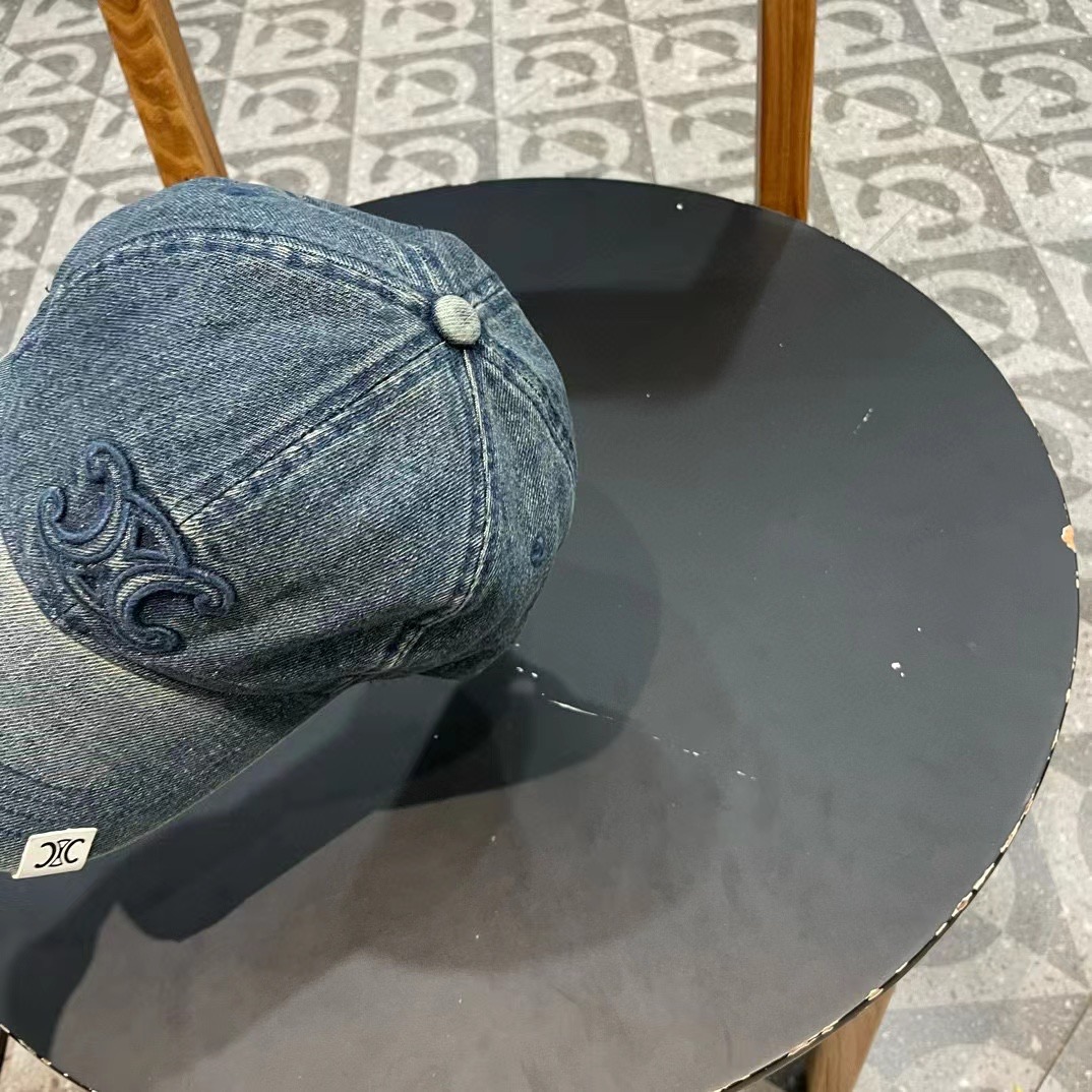 
CELINE 塞琳 新款 🆕 棒球帽 🧢 
原单棒球帽 🧢原版1.1复刻 
面料轻盈透气。 💥
完美版