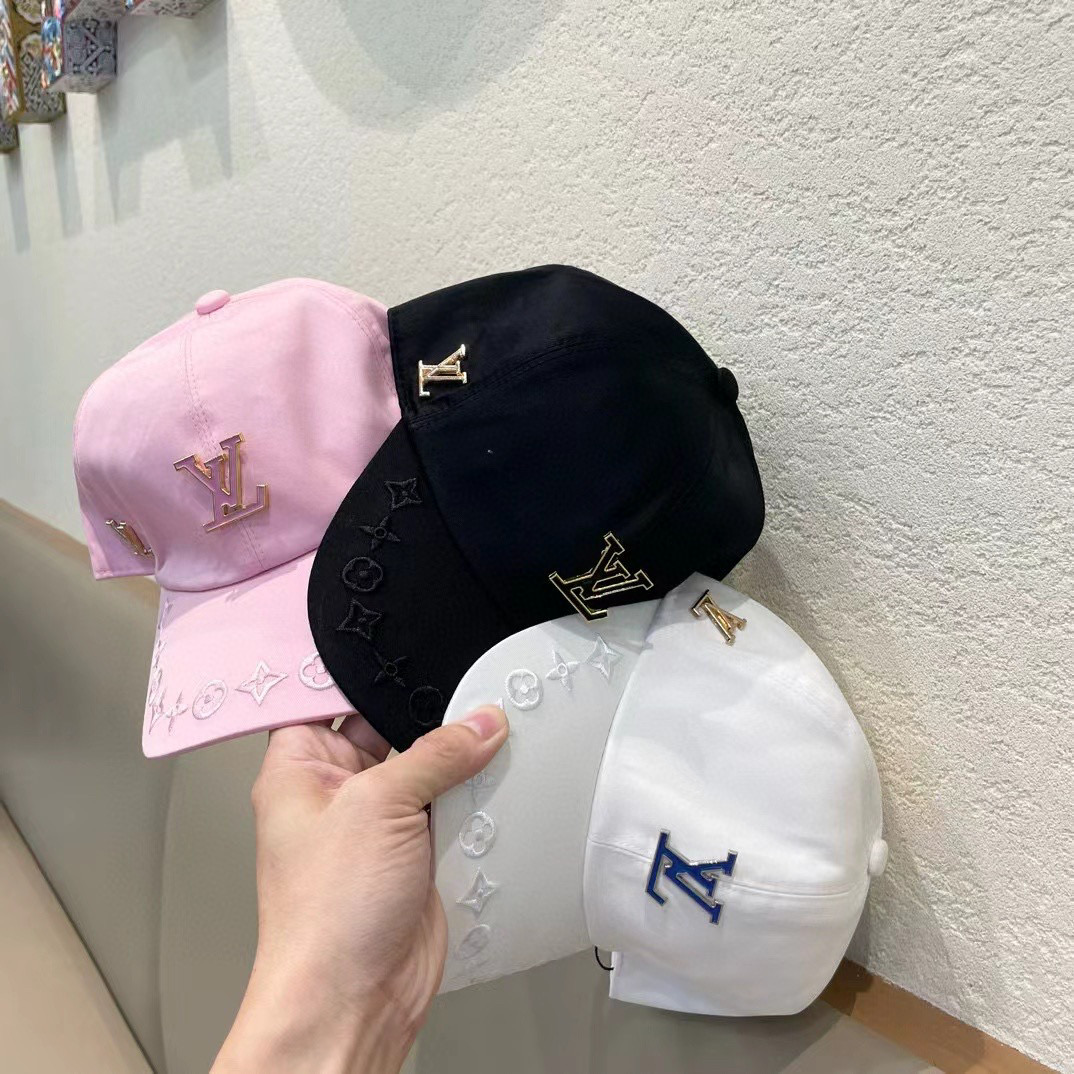  🛒LV🛒
博主们都爱的刺绣棒球帽
潮人的氛围感加持爆棚
帽子版型hin满意~还巨能搭
贯穿春夏秋冬~男