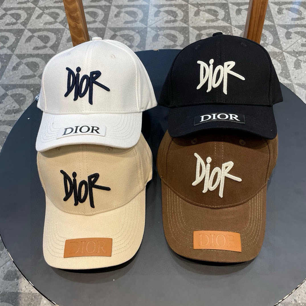  DIOR迪奥 👒，DIOR官网同步新款发布 D家棒球帽，整个帽子质感超级好，上头效果很nice，萝莉御