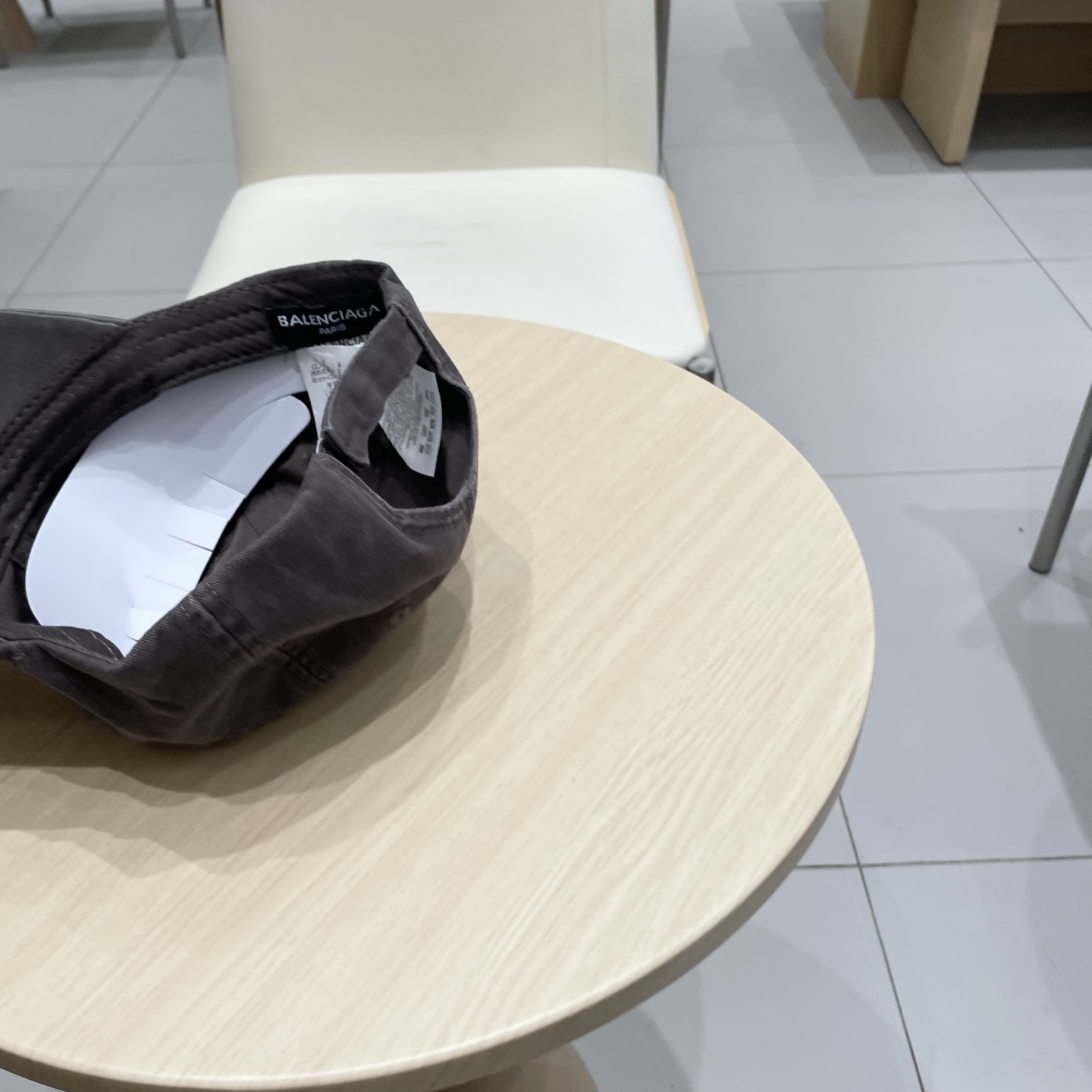 
BALENCIAGA巴黎世家新款刺绣logo棒球帽，很酷的色系，男女佩戴都有不同style，第一批抢先