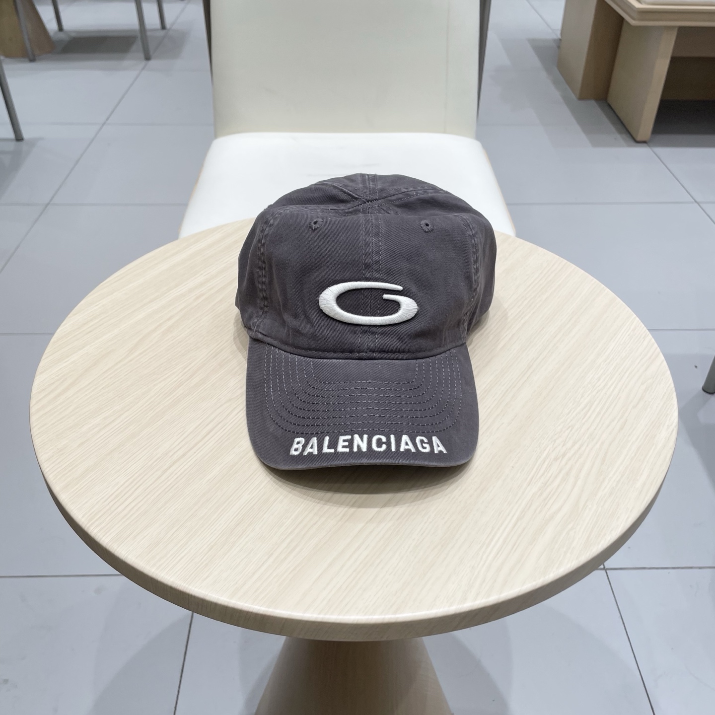 
BALENCIAGA巴黎世家新款刺绣logo棒球帽，很酷的色系，男女佩戴都有不同style，第一批抢先