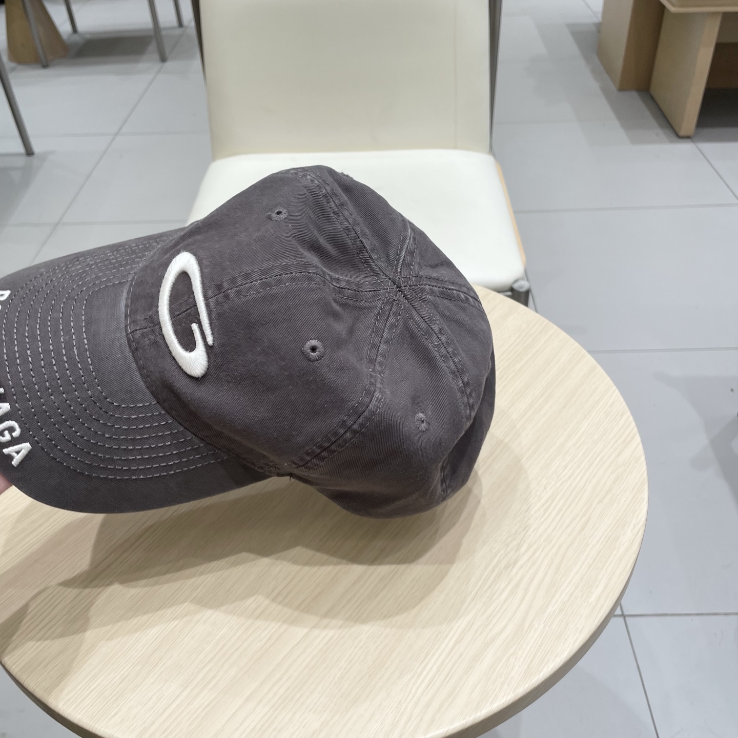 
BALENCIAGA巴黎世家新款刺绣logo棒球帽，很酷的色系，男女佩戴都有不同style，第一批抢先