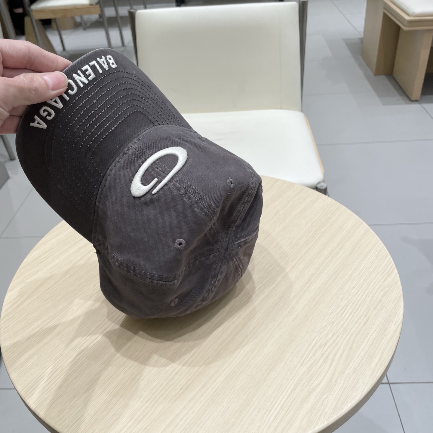 
BALENCIAGA巴黎世家新款刺绣logo棒球帽，很酷的色系，男女佩戴都有不同style，第一批抢先